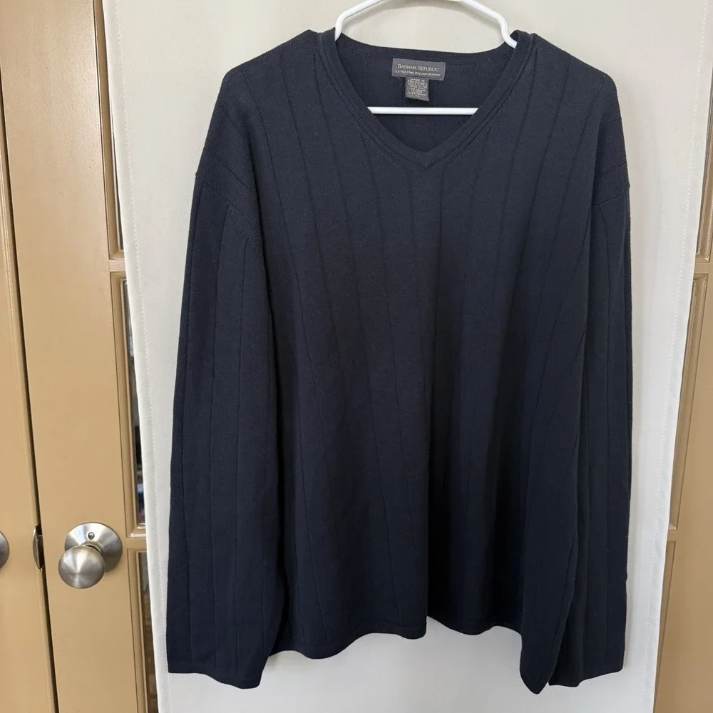 Banana Republic Men's XL Black Italian Merino Wool V-Neck Long‎ Sleeve Sweater